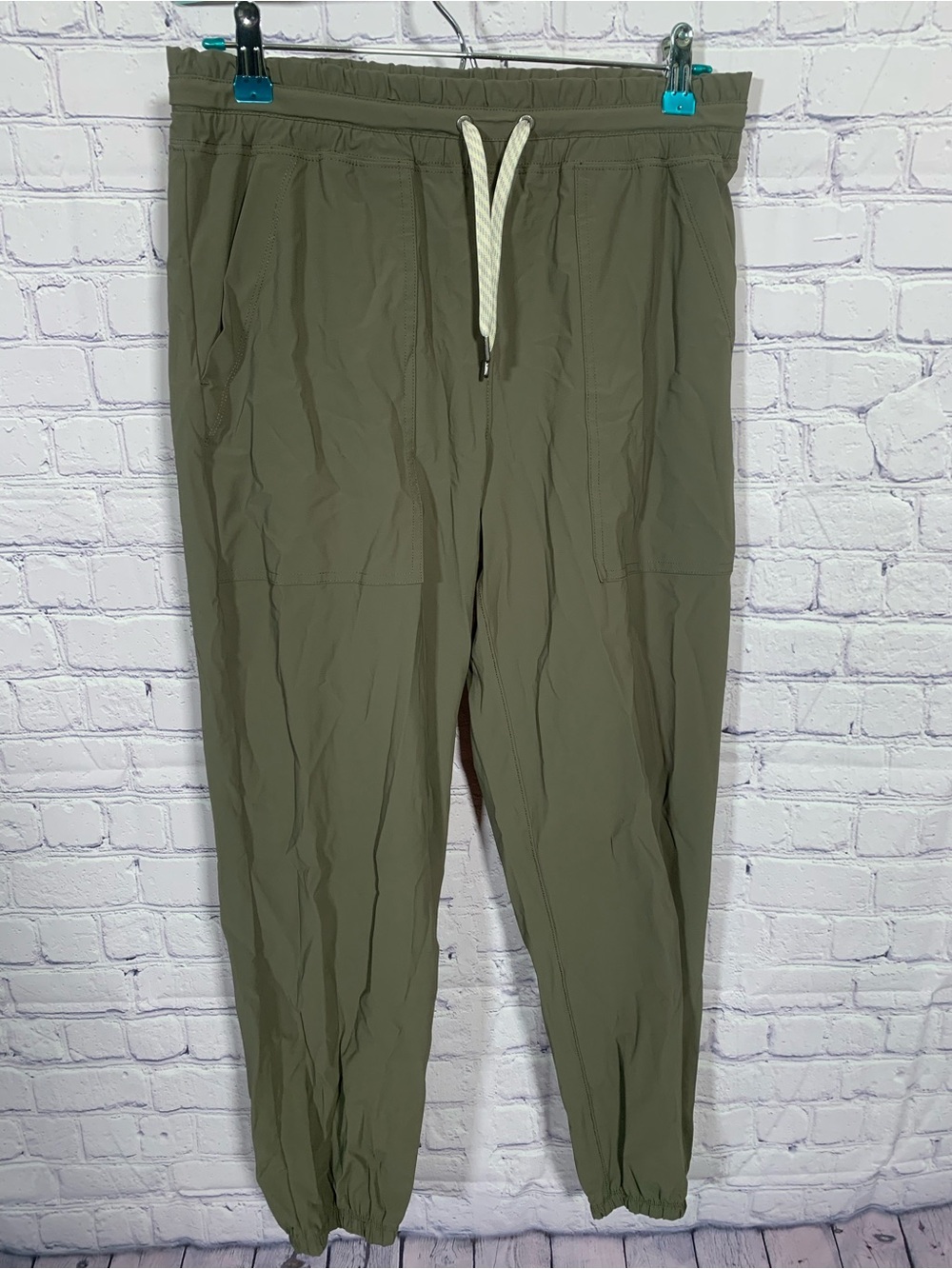 Vuori Womens Jogger Pants Green Size M Athleisure Casual Workout Preppy Luxury